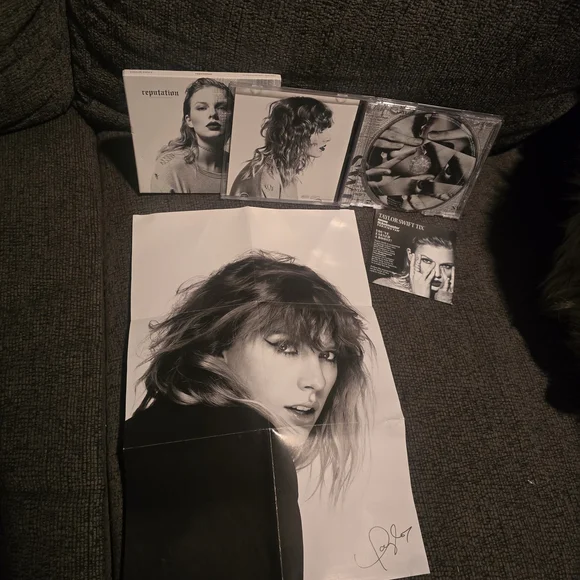 Taylor Swift | Reputation CD W/ Poster 9 & 10 Rep Tour Ticket Verified Fan Card - Picture 3 of 5